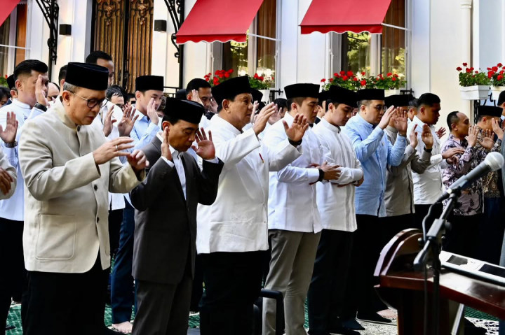 Kehadiran Presiden dalam salat berjemaah tersebut menjadi momen hangat bagi warga negara Indonesia dan diaspora yang berada di Prancis.