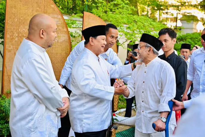 Usai melaksanakan salat Iduladha, Presiden Prabowo bersilaturahmi dengan warga negara Indonesia dan diaspora yang mengikuti salat berjemaah.
