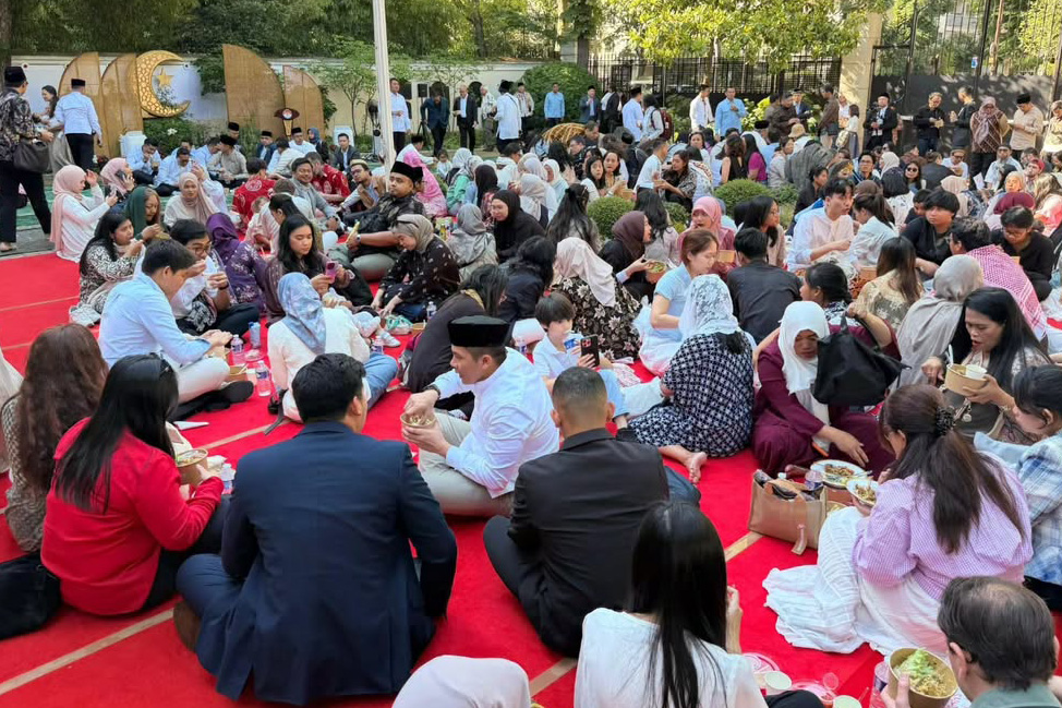 Dalam suasana penuh keakraban, Presiden tampak menyapa dan menyalami para jemaah yang hadir, kemudian dilanjutkan sesi ramah tamah makan bersama.
