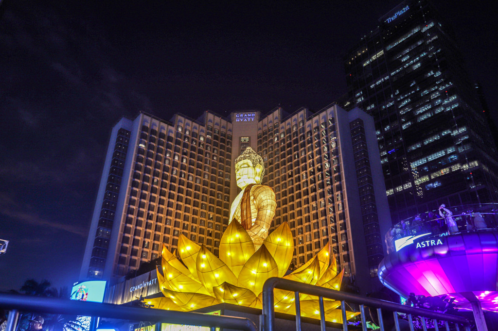 Lampion berbentuk sang Buddha dipasang di kawasan Bundaran HI, Jakarta, Kamis, 28 Mei 2026. 