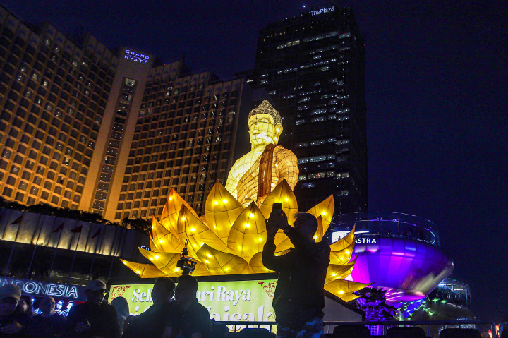 Pemprov DKI Jakarta bersama Perwakilan Umat Buddha Indonesia (Walubi) menyelenggarakan seni instalasi cahaya bertajuk Illumination of Jakarta: Glow of Peace dalam rangka menyambut Hari Raya Tri Suci Waisak 2570. 