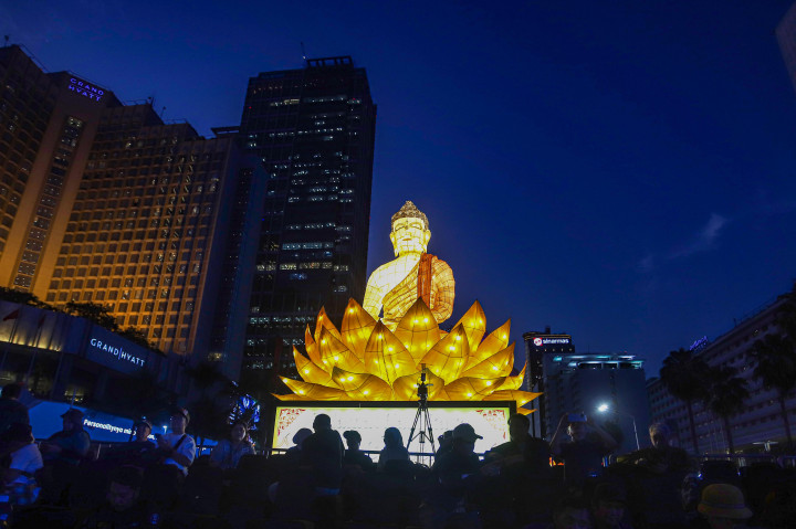 Acara ini didesain sebagai ruang refleksi untuk mempererat kerukunan, harmoni, dan toleransi lintas umat beragama di Jakarta lewat keindahan seni cahaya yang digelar 1 Juni 2026. 