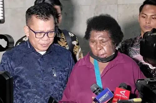 Dia menegaskan biaya penerbangan memakai biaya pribadi.