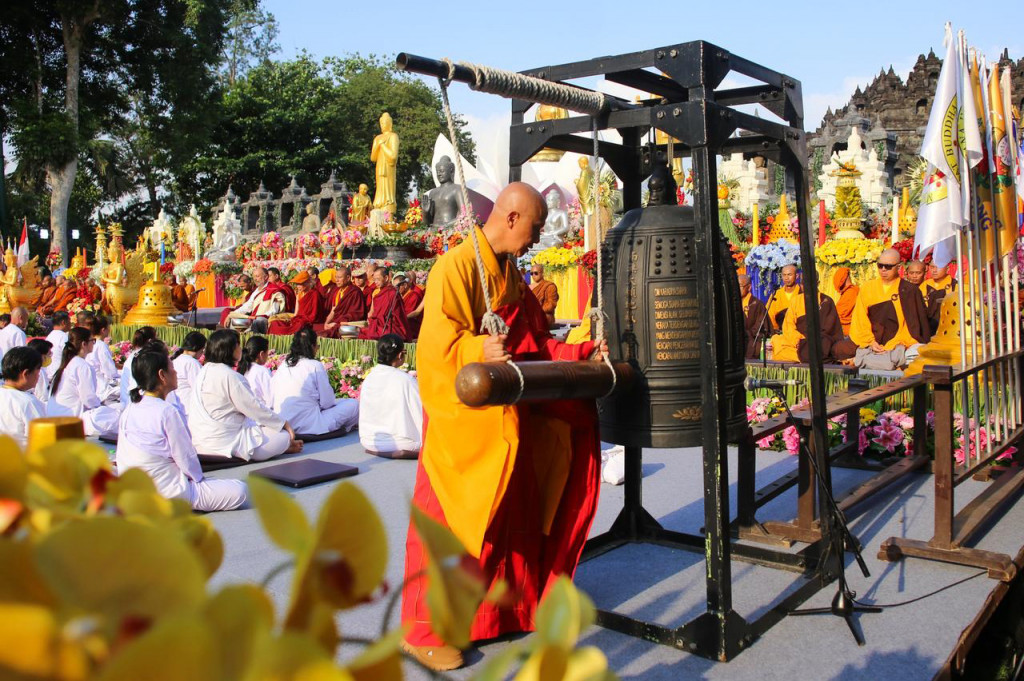 Perayaan ditandai dengan meditasi bersama yang dipimpin YM Bhante Wongsin Labhiko Mahathera, dilanjutkan blessing oleh Bhikkhu Sangha, renungan Waisak, dan doa bersama.