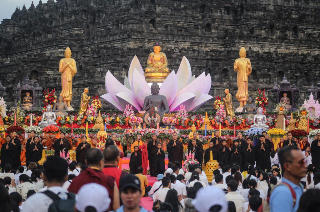 Puncak perayaan Tri Suci Waisak Nasional 2570 BE/2026 berlangsung khidmat di Candi Borobudur, Magelang, Minggu sore, tepat pada pukul 15.44.44 WIB. 