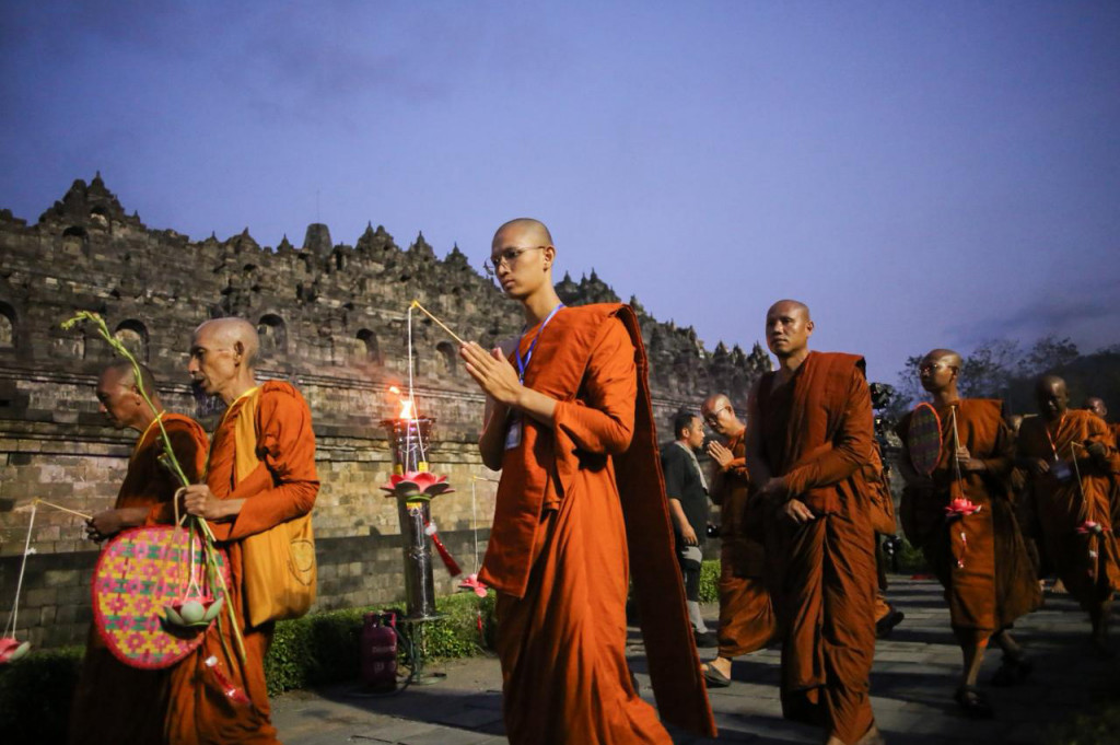 Dalam pesannya, Bhante Wongsin mengajak umat untuk memperkuat persatuan, menjaga kerukunan, serta menumbuhkan sikap saling menghargai dan menolong. 