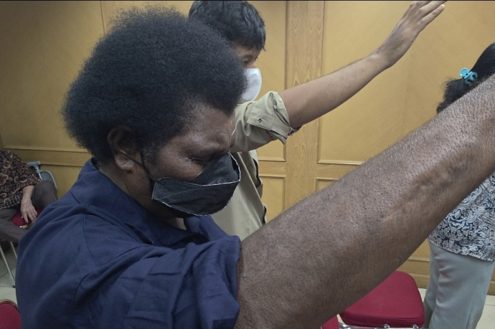 Tokoh masyarakat adat Papua, Yasinta Moiwend atau Mama Sinta, membantah informasi yang menyebut dirinya menggunakan jet pribadi untuk melakukan perjalanan ke Jakarta. Menurutnya, informasi tersebut tidak sesuai dengan fakta.