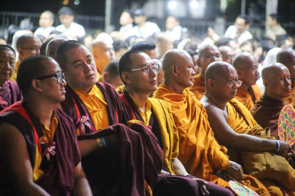 Perayaan Dharmasanti Waisak Nasional 2570 BE/2026 berlangsung khidmat di kawasan Taman Lumbini, Candi Borobudur, Minggu, 31 Mei 2026 malam.