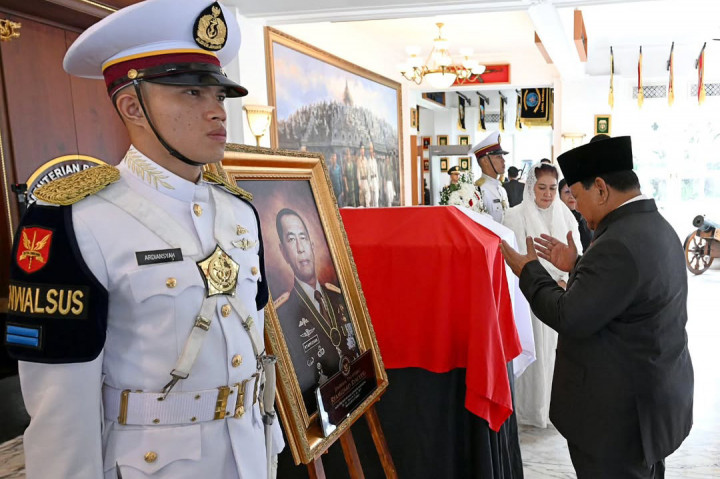 Presiden Prabowo kemudian menuju Ruang Hening untuk memberikan penghormatan terakhir kepada almarhum. Dalam suasana khidmat, Kepala Negara tampak berdiri sejenak di hadapan jenazah dan berdoa sebagai bentuk penghormatan atas pengabdian almarhum kepada bangsa dan negara.