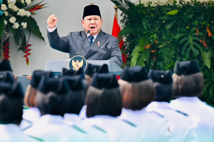 Dalam amanatnya, Presiden Prabowo mengingatkan bahwa Pancasila tidak boleh dipandang hanya sebagai dokumen sejarah maupun sekadar slogan yang diucapkan dalam setiap upacara kenegaraan. Kepala Negara menyampaikan bahwa nilai-nilai Pancasila harus menjadi pedoman nyata dalam kehidupan berbangsa, bermasyarakat, dan bernegara.