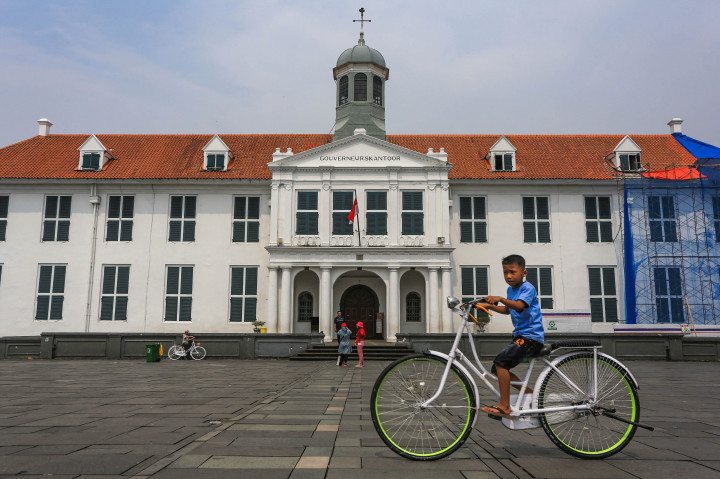 Keramaian pengunjung menikmati wisata saat liburan di kawasan Kota Tua, Jakarta, Senin, 1 Juni 2026. 