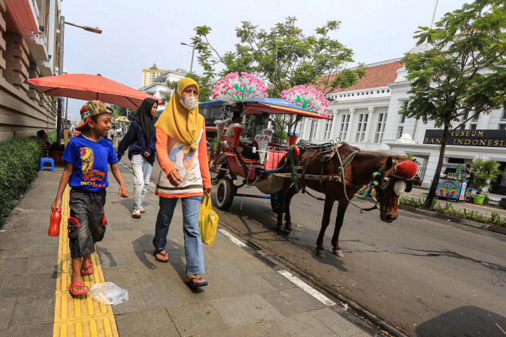 Liburan di Kota Tua menawarkan perpaduan antara wisata sejarah, budaya, dan hiburan modern. Tersedianya penyewaan sepeda ontel, menjelajahi arsitektur kolonial dan museum Fatahilah menjadi magnet tersendiri bagi pengunjung. 