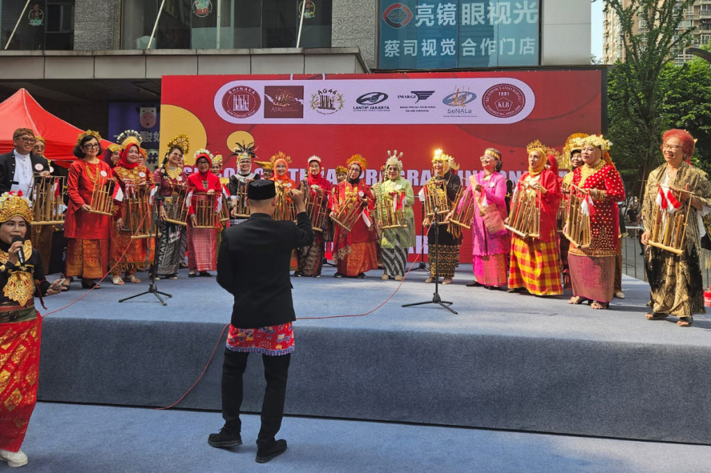 Delegasi budaya Indonesia yang tergabung dalam program Senior Cultural Program Indonesia menggelar pertunjukan musik tradisional Angklung di Kota Chongqing, Tiongkok, Sabtu, 23 Mei 2026.