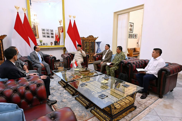 Kedatangan Sheikh Saoud disambut langsung oleh Presiden Prabowo dalam suasana hangat dan penuh persahabatan. 