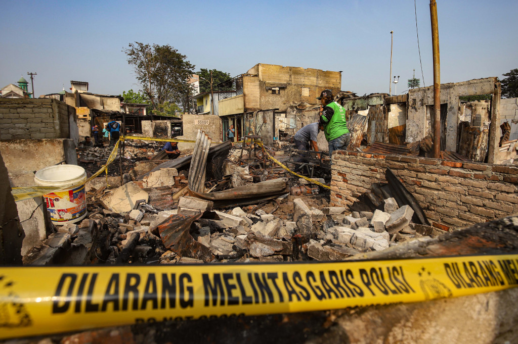 Warga mengais barang-barang yang tersisa setelah kebakaran menghanguskan permukiman padat penduduk di Jalan Kemayoran Gempol, Kebon Kosong, Kemayoran, Jakarta, Selasa, 2 Juni 2026.