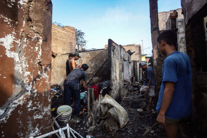 Kebakaran tersebut melanda ratusan bangunan semipermanen dan menyebabkan banyak warga kehilangan tempat tinggal serta harta benda.