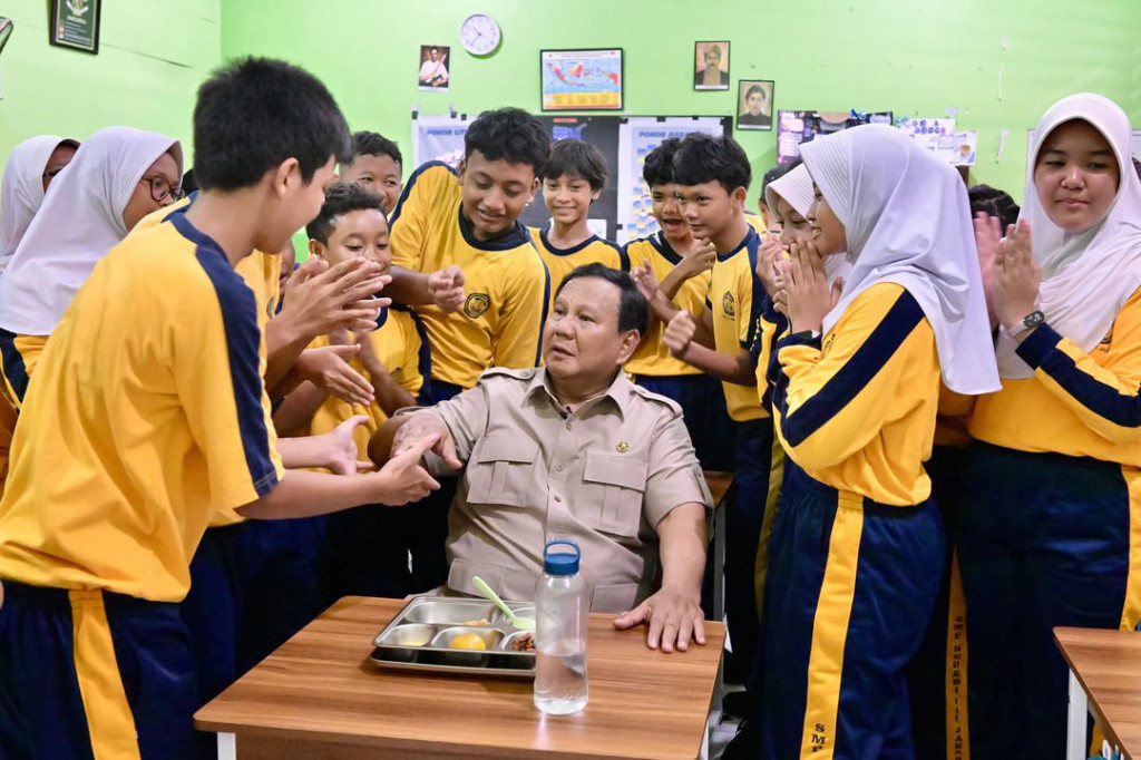 Presiden Prabowo Subianto meninjau pelaksanaan Program Makan Bergizi Gratis (MBG) di Sekolah Menengah Pertama Negeri (SMPN) 111 Jakarta, Selasa, 2 Juni 2026. 
