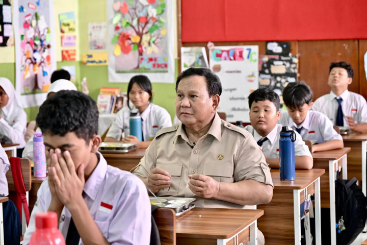 Para siswa tampak bersemangat menyambut kehadiran Kepala Negara yang membalas sambutan tersebut dengan senyum dan lambaian tangan.