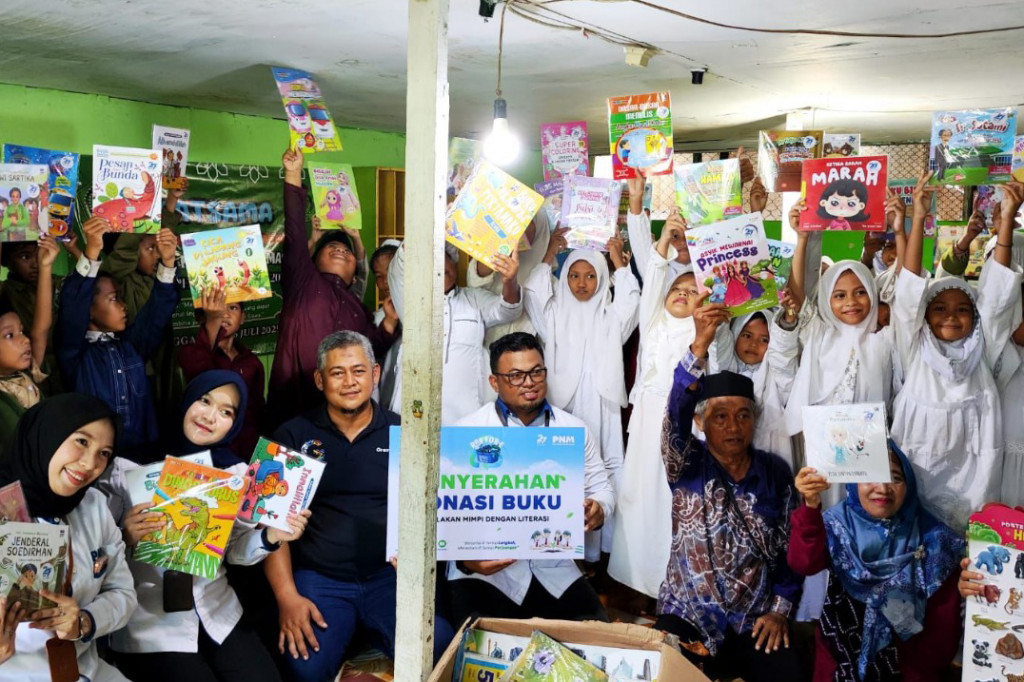 Suasana berbeda terasa di sejumlah sekolah di wilayah pedalaman saat ratusan buku baru tiba di ruang-ruang belajar mereka. Kehadiran buku-buku tersebut disambut antusias oleh para siswa yang selama ini memiliki keterbatasan akses terhadap bahan bacaan.