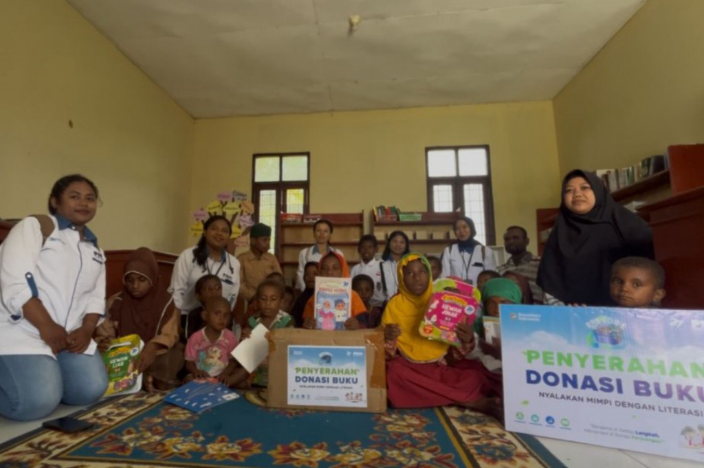 Sebagian anak langsung membuka buku yang menarik perhatian mereka. Ada yang duduk di sudut kelas untuk membaca, ada pula yang saling berbagi cerita dan menunjukkan ilustrasi kepada teman-temannya. Bagi mereka, buku bukan sekadar bahan bacaan, tetapi juga kesempatan untuk mengenal hal-hal baru.