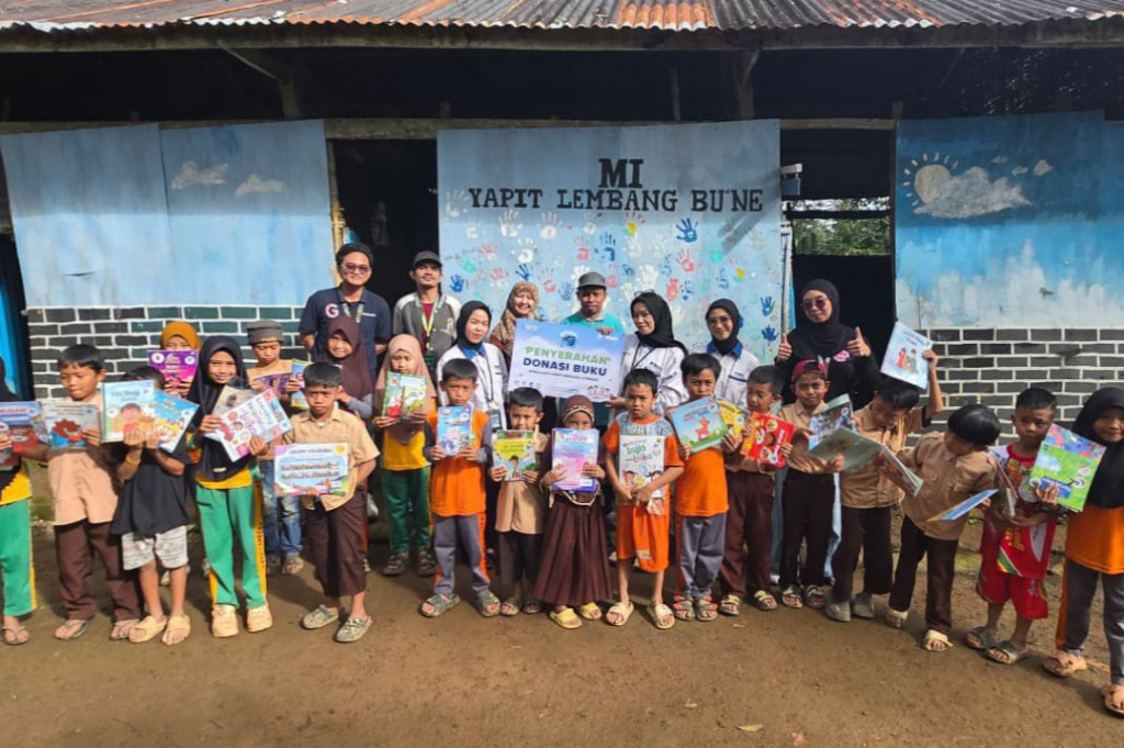 Melalui kolaborasi dengan Kompas Gramedia, PT Permodalan Nasional Madani (PNM) menyalurkan 2.700 buku ke 27 sekolah di berbagai daerah. Program ini menjadi bagian dari rangkaian peringatan HUT ke-27 PNM melalui inisiatif RE3forE yang berfokus pada lingkungan, ekonomi, pemberdayaan, dan pendidikan.
