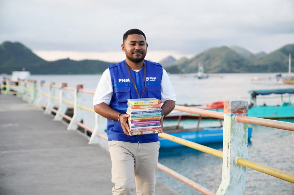 Di balik keindahan alam Pulau Rinca yang dikenal sebagai habitat komodo, masih terdapat tantangan dalam akses pendidikan dan literasi bagi anak-anak yang tinggal di wilayah kepulauan tersebut.