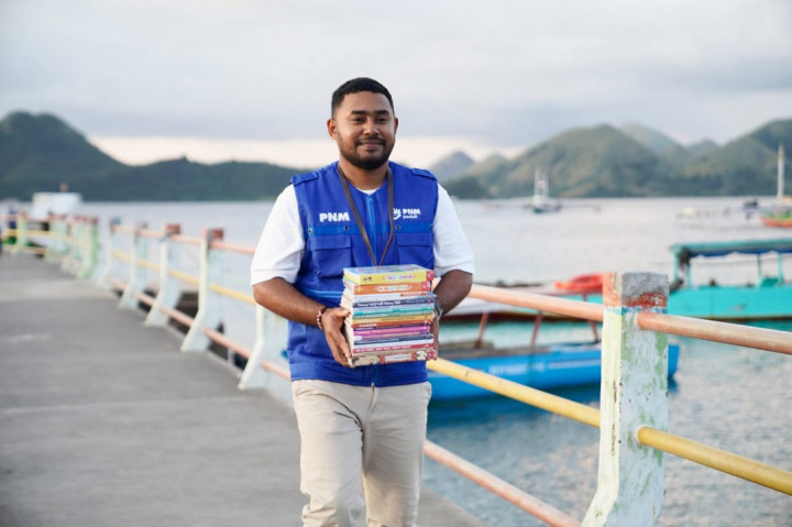 Di balik keindahan alam Pulau Rinca yang dikenal sebagai habitat komodo, masih terdapat tantangan dalam akses pendidikan dan literasi bagi anak-anak yang tinggal di wilayah kepulauan tersebut.