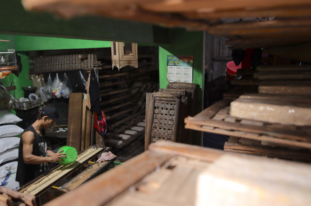 Selain itu, produksi tempe juga turun hampir 50 persen dari sekitar 3 kuintal per hari menjadi 1,5 kuintal per hari akibat meningkatnya biaya produksi.