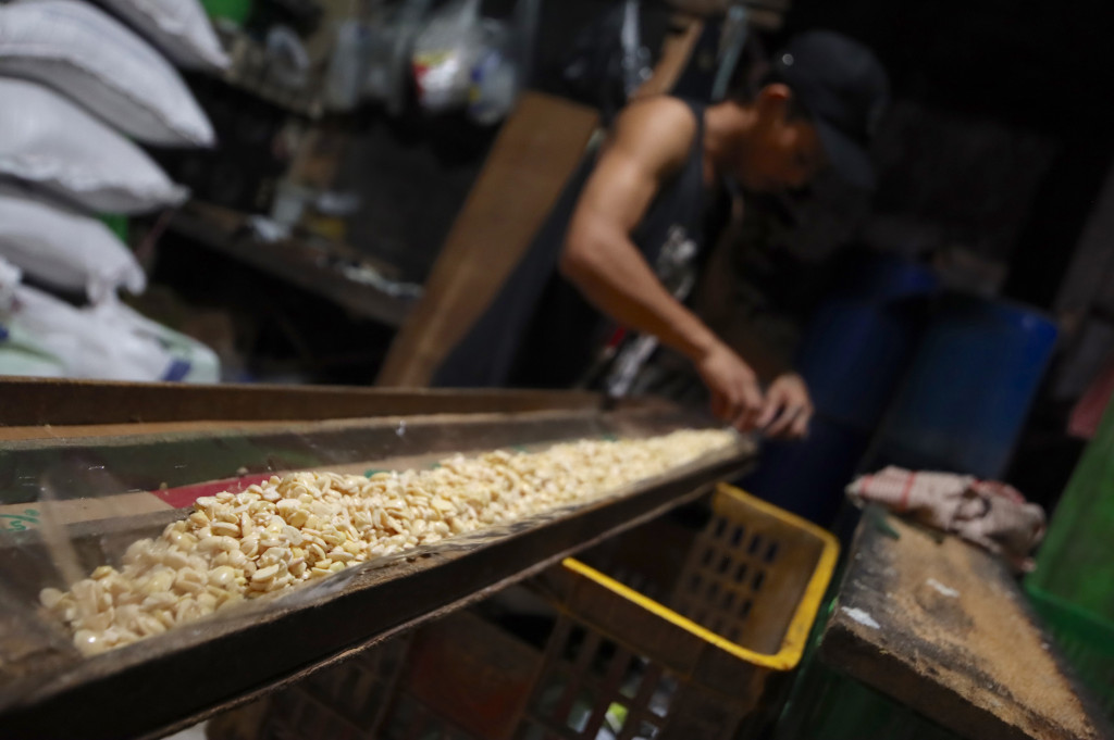 Aktivitas pekerja di usaha kecil pembuatan tempe di Serpong, Tangerang Selatan, Banten, Rabu, 3 Juni 2026. 