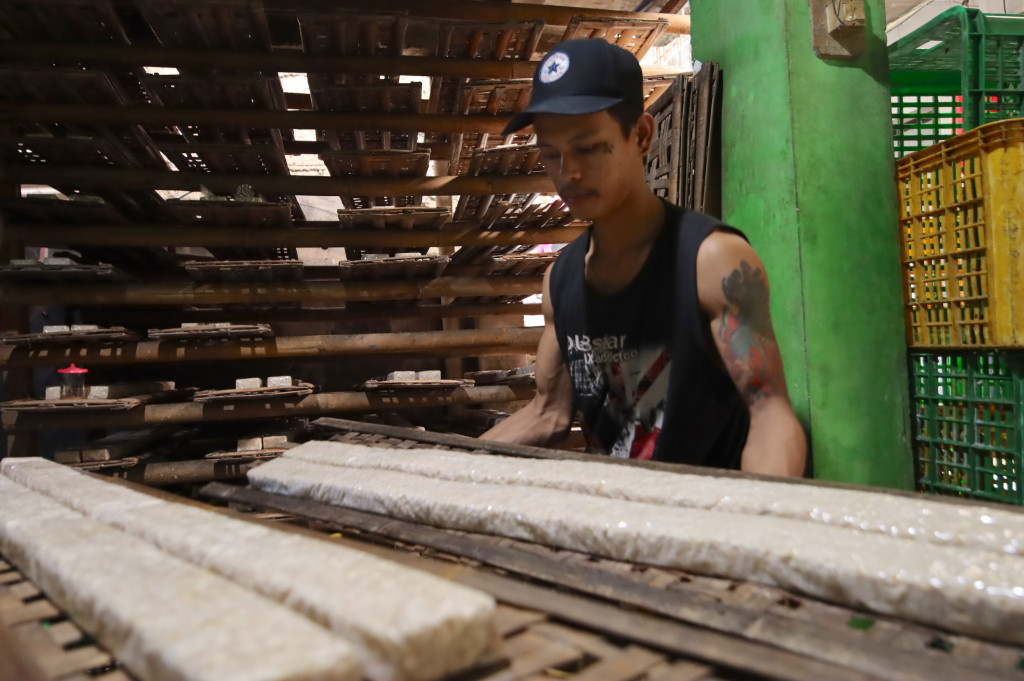 Kenaikan harga bahan baku, terutama kedelai dan plastik kemasan, memaksa pengusaha tempe memperkecil ukuran produk agar tetap bertahan dan tidak mengalami kerugian. 