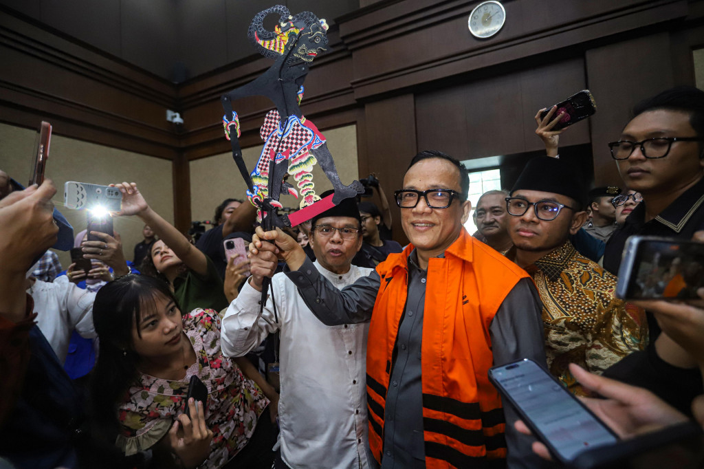 Terdakwa kasus dugaan pemerasan dalam penerbitan sertifikat K3 di Kementerian Ketenagakerjaan, Immanuel Ebenezer alias Noel, menerima cenderamata berupa wayang Bima dari pendukungnya sebelum menjalani sidang pembacaan putusan di Pengadilan Tipikor, Jakarta, Kamis, 4 Juni 2026.