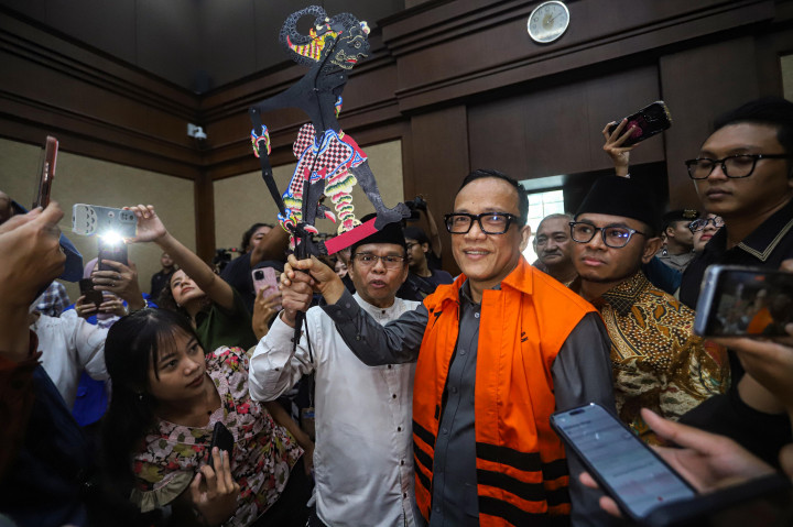 Terdakwa kasus dugaan pemerasan dalam penerbitan sertifikat K3 di Kementerian Ketenagakerjaan, Immanuel Ebenezer alias Noel, menerima cenderamata berupa wayang Bima dari pendukungnya sebelum menjalani sidang pembacaan putusan di Pengadilan Tipikor, Jakarta, Kamis, 4 Juni 2026.