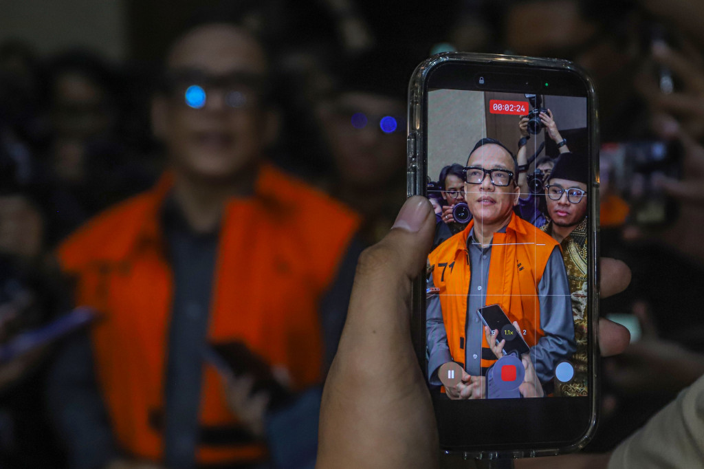 Majelis hakim menjatuhkan vonis 4 tahun 6 bulan penjara, denda Rp200 juta, serta uang pengganti sebesar Rp3,4 miliar.