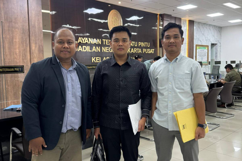 Tiga perwakilan masyarakat melayangkan citizen lawsuit atau gugatan masyarakat terhadap rangkap jabatan pejabat negara.