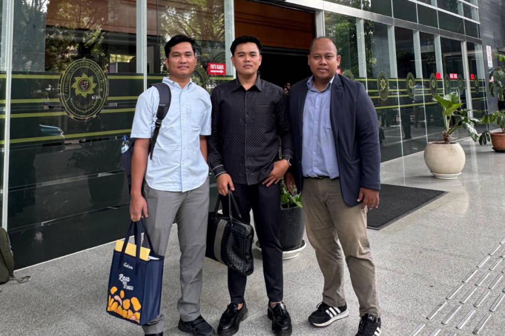 Ketiga penggugat tersebut yakni Andi M Ashari Makkasau yang berprofesi sebagai advokat, serta Ilham Pransetyo dan Iskan Habibi yang berstatus mahasiswa. Gugatan didaftarkan pada Selasa, 9 Juni 2026.