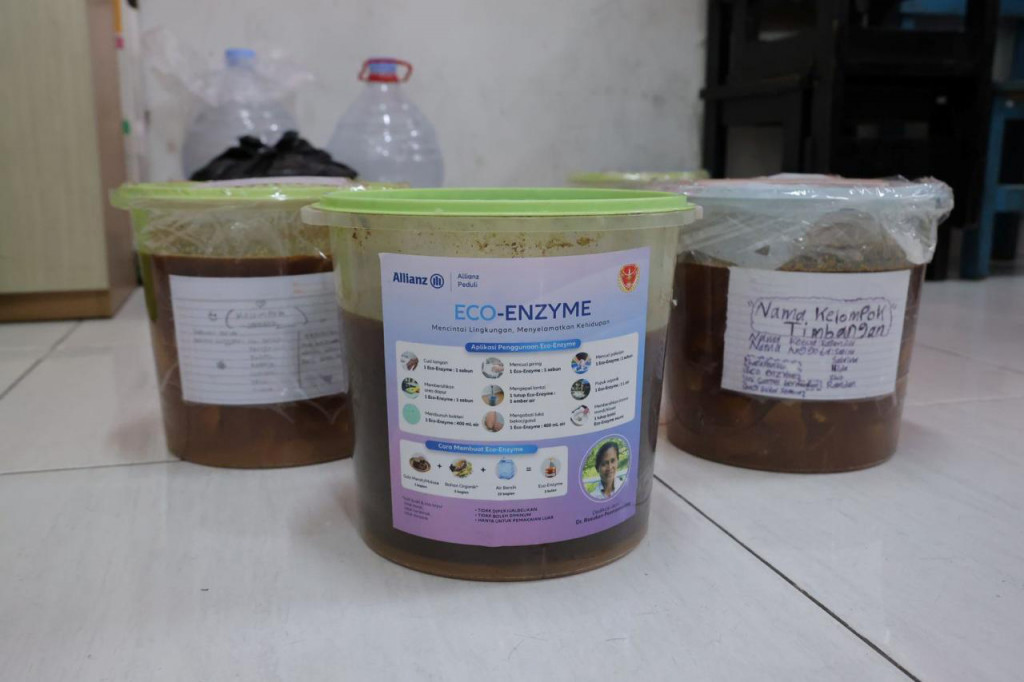 Program yang telah berjalan sejak 2022 tersebut berfokus pada pembentukan kebiasaan serta peningkatan pengetahuan mengenai pengelolaan sampah organik. Pada 2026, program memasuki tahap pengembangan dengan memperkenalkan pemanfaatan hasil olahan Eco Enzyme menjadi produk yang memiliki nilai guna.