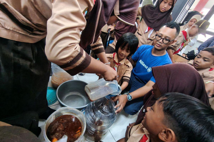 Program Eco Enzyme terus dikembangkan sebagai bagian dari upaya mendorong pengelolaan sampah organik yang lebih berkelanjutan di lingkungan sekolah.