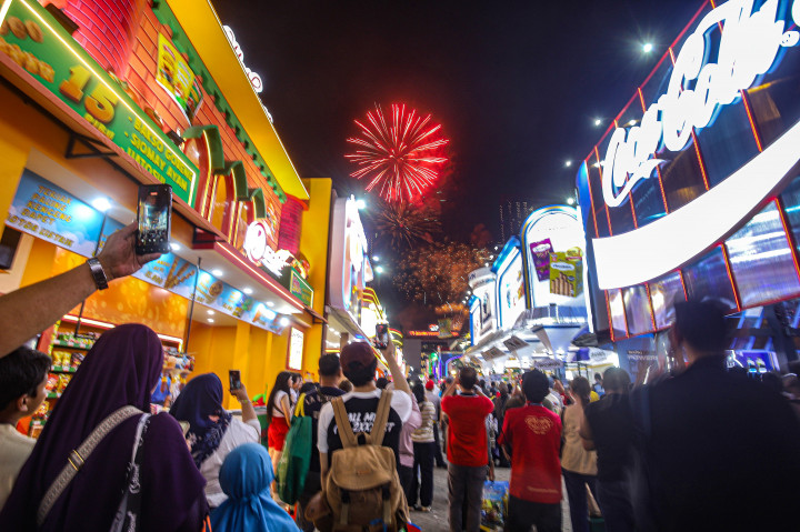 Pesta kembang api memeriahkan pembukaan Jakarta Fair 2026 di Jiexpo Kemayoran, Jakarta, Kamis, 11 Juni 2026. 