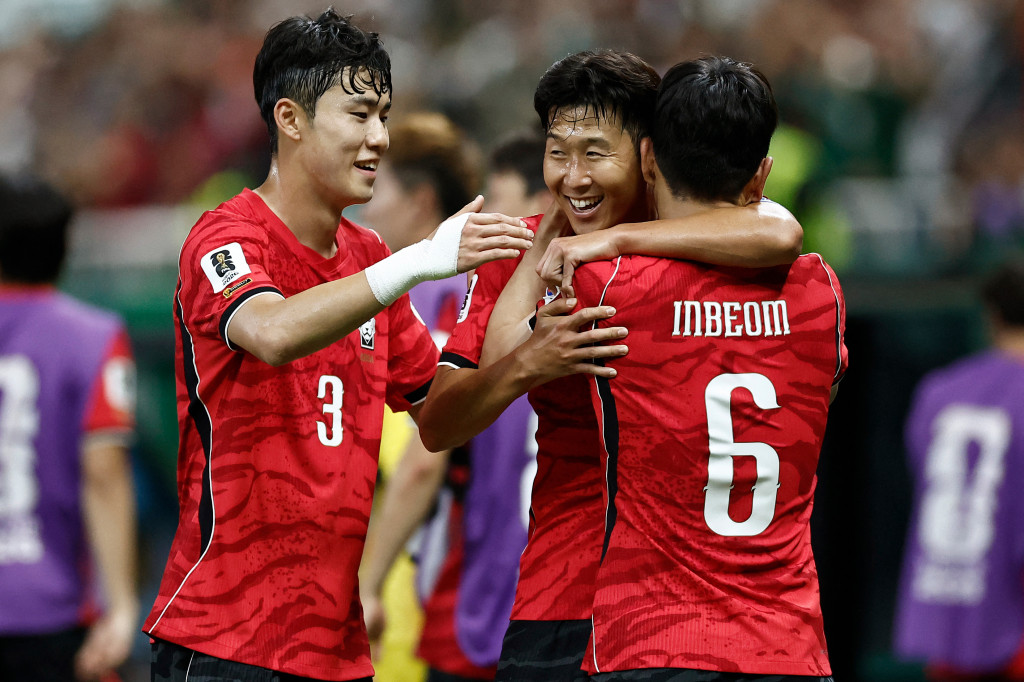 Kim Seung-gyu kembali menjadi penyelamat Korea Selatan pada masa tambahan waktu setelah mengamankan tembakan Sadilek, sekaligus memastikan kemenangan 2-1 untuk Korea Selatan.