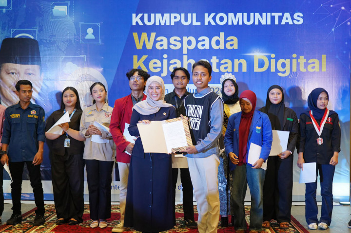 “Kami mohon dibantu. Bagaimana adik-adik menjadi duta-duta untuk internet yang lebih baik, internet yang lebih sehat,” ujar Meutya, dalam keterangan tertulisnya, Minggu, 14 Juni 2026.