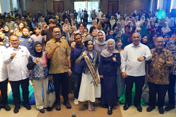 Meutya menjelaskan perkembangan teknologi digital membawa banyak manfaat bagi masyarakat, mulai dari perluasan akses informasi, pendidikan, ekonomi, hingga jejaring sosial. Namun, manfaat tersebut dapat berubah menjadi risiko apabila internet tidak digunakan secara bijak.