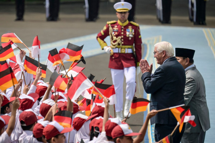 Presiden Prabowo dan Presiden Steinmeier kemudian menyaksikan tarian sambutan sebelum memasuki Istana Merdeka. Lagu kebangsaan kedua negara pun dikumandangkan.