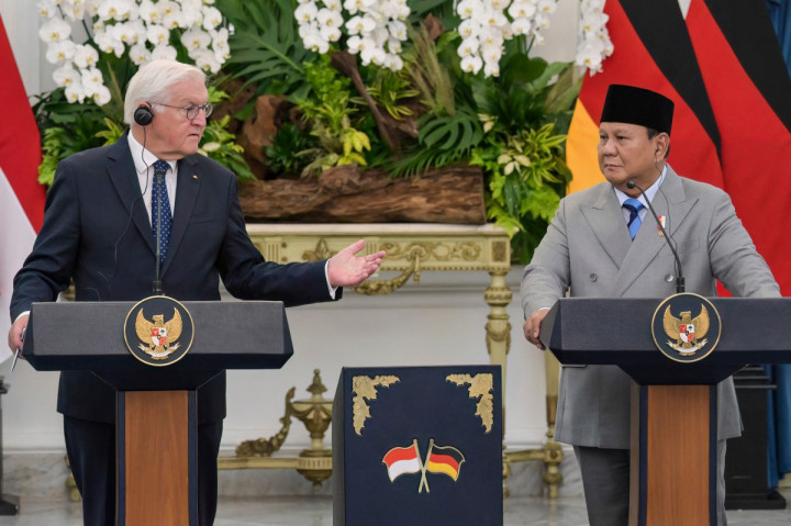 Setelah itu, kedua pemimpin melangsungkan pertemuan tête-à-tête atau pertemuan empat mata di ruang kerja Presiden Prabowo.