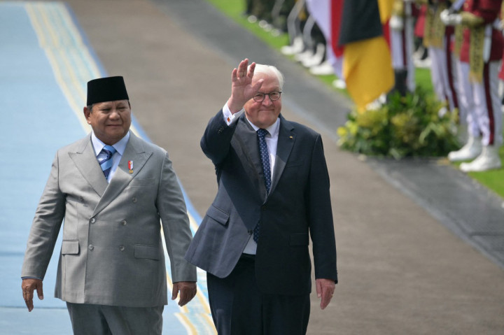 Presiden Prabowo pun menyambut langsung Presiden Steinmeier setelah turun dari kendaraan. Keduanya saling berjabat tangan dan mengucapkan salam.