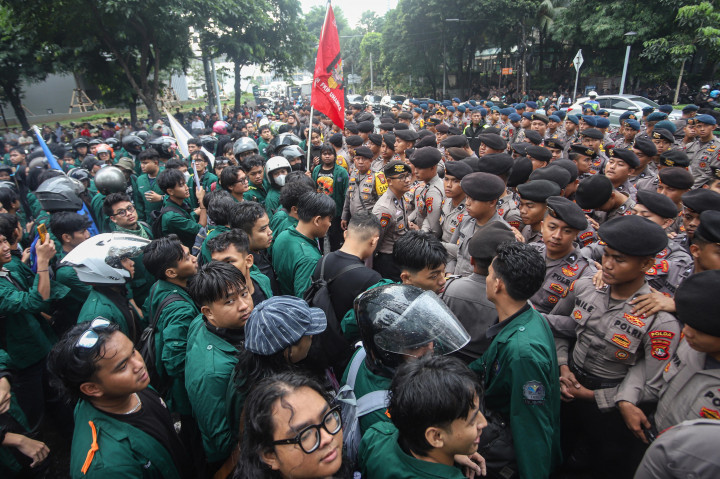 Para mahasiswa dari berbagai kampus dihadang barikade polisi saat akan menuju kawasan Bundaran HI di Jalan Jenderal Sudirman, Jakarta, Senin, 15 Juni 2026.  