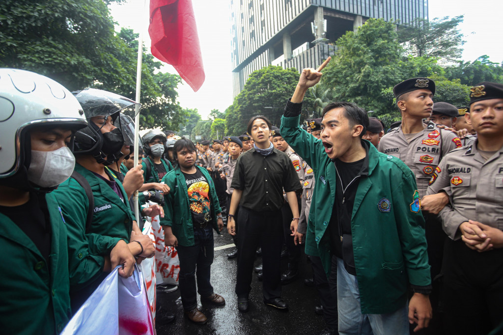 Dalam aksinya mereka menuntut pemerintah mengevaluasi menyeluruh terhadap program Makan Bergizi Gratis (MBG) dan Koperasi Desa Merah Putih, serta menuntut membatalkan revisi Undang-Undang Polri.