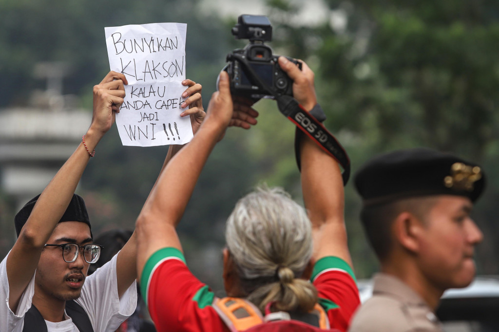 Selain itu menolak TNI menduduki jabatan sipil dan serta peninjauan kembali kebijakan kenaikan harga bahan bakar minyak (BBM) yang dinilai membebani masyarakat.