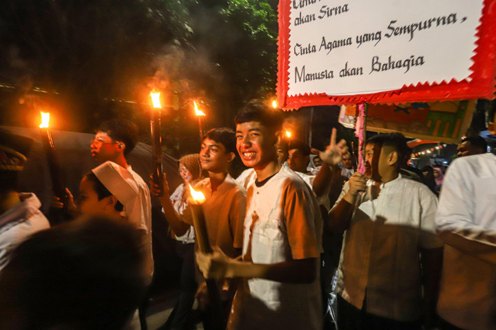 Pawai obor menjadi tradisi yang rutin digelar masyarakat untuk menyambut pergantian tahun dalam kalender Hijriah.