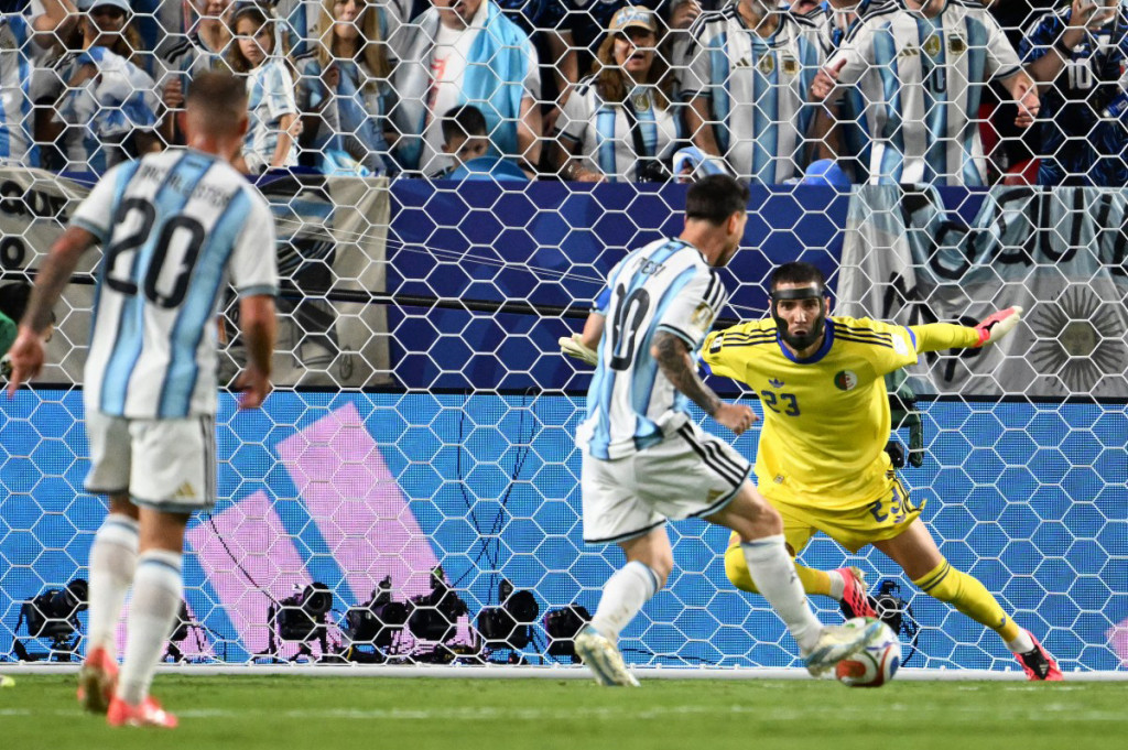 Hattrick Lionel Messi mengantar tim nasional Argentina menggulung Aljazair dengan skor 3-0 pada laga pembuka Grup J Piala Dunia 2026 di Stadion Kansas City, Amerika Serikat, Rabu pagi WIB.