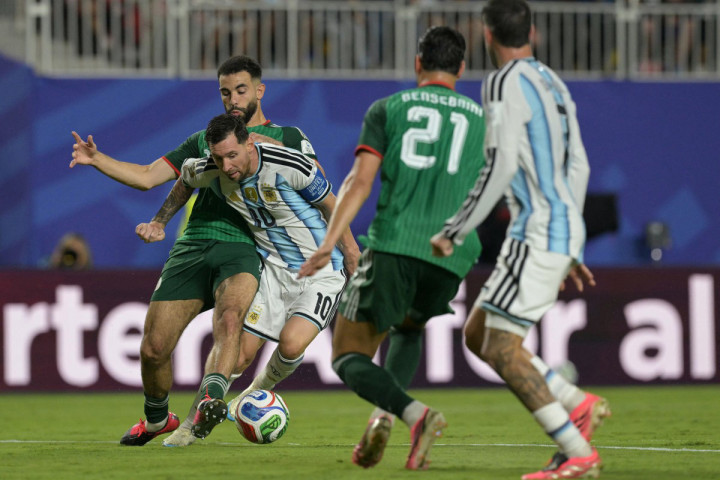 Sejak awal pertandingan kontra Aljazair, Argentina langsung mendominasi permainan dan beberapa kali menciptakan peluang berbahaya. Messi sempat membuat gol pada menit kelima, tetapi dianulir karena offside.